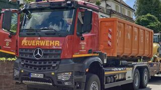 Der Zug des Katastrophenschutzdienstes, Fachdienst Brandschutz, bestehend aus fünf Fahrzeugen und 18 Einsatzkräften der Freiwilligen Feuerwehren aus dem gesamten Landkreis beim Ausrücken in Aglasterhausen am Montag.