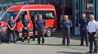 Kreisbrandmeister Andreas Geyer (rechts) verabschiedete die 19 Einsatzkräfte der Freiwilligen Feuerwehren Lauda-Königshofen, Tauberbischofsheim und Wertheim sowie seinen Stellvertreter Jürgen Segeritz (Zweiter von rechts) vor dem Einsatz im Katastrophengebiet in Rheinland-Pfalz.