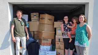 David Vogel, Stephanie Rost-Bauer und Julia Vogel (von links) vor einer der Garagen, in denen die Sachspenden bis zur Verladung gelagert werden.