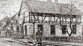 Wagnermeister Anton Popp, der Vater von Josef Popp, vor der „Alten Wagnerei“. Das historische Gebäude ist bis heute nahezu unverändert erhalten.