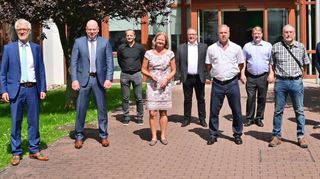 Ehrung für 40-jährige Treue zur Michael Weinig AG: Das Bild zeigt (von links) Personalleiter Bernhard Kuhn, Vorstandsvorsitzenden Gregor Baumbusch, Thomas Schmitt, Bürgermeisterin Anette Schmidt, Peter Mosbach, Richard Faulhaber, Friedemann Seibert, Matthias Schmitt, Markus Jahnke, Rudolf Würzberger, Betriebsratsvorsitzenden Rainer Haag und Bernhard Seubert.