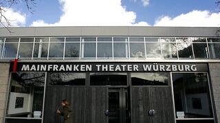 Die Sanierungs- und Erweiterungsarbeiten am Mainfranken Theater Würzburg (hier ein Bild vor dem Umbau), das künftig ein Staatstheater sein wird, schreiten mit Hochdruck voran. Jetzt hat Landrat Thomas Eberth das Theater besucht, um sich einen Eindruck vom Fortgang der Sanierung zu verschaffen.