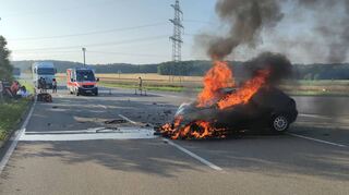 Cabrio in Flammen in der Einmündung Hollenbach in die B290 am „Mönchshof“: Nach einer Kollision fing das Auto der Unfallverursacherin Feuer.