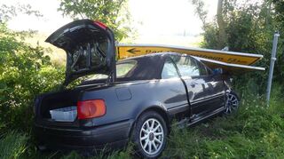 Schwer verletzt: Der Fahrer schleuderte mit seinem Audi gegen ein Straßenschild an der Kopfseite der Einmündung.