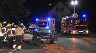 In der Ortsdurchfahrt Berolzheim kam die 18-Jährige mit ihrem Mercedes von der Straße ab und krachte in ein Wohnhaus.