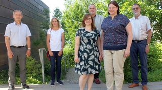 Julia Lehner (vorne rechts), hier mit ihrer Frau Nadine, wird neue Pfarrerin der Evangelischen Kirchengemeinde Buchen. Dekan Rüdiger Krauth (hinten, von links) sowie Sonja Laier, Jens Schwingel und Dr. Klaus Hahnfeldt vom Kirchengemeinderat freuen sich darüber, dass die einjährige Vakanz damit vorbei ist.