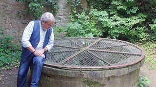Wie tief mag der Brunnen auf Burg Neuhaus wohl sein? Dies würde auch Uli Dallmann gerne noch erfahren. Ansonsten weiß er aber über die Geschichte des Igersheimer Wahrzeichens so gut Bescheid, wie kaum ein anderer. Hier oben ist sein zweites Zuhause.