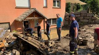 Mit „Manpower“ räumten die Feuerwehrleute des Katastrophenschutzzuges aus dem Main-Tauber-Kreis die Häuser in Altenburg.