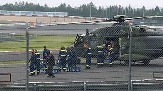 Die Wertheimer Ortsgruppe des THW beim Beladen eines Transporthubschraubers mit Trinkwasser für die Bevölkerung.