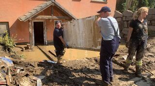 Feuerwehrleute aus Wertheim, Urphar, Kembach, Dertingen, Tauberbischofsheim und Lauda waren in Altenburg im Kreis Ahrweiler zwei Tage teilweise ohne Schlaf im Einsatz.