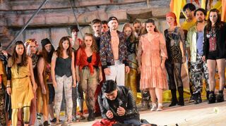 Trauriges Finale: Carmen (hier Julia Werner) wird in hochemotionaler Situation durch eine Messerattacke ihres Ex-Liebhabers niedergestreckt.