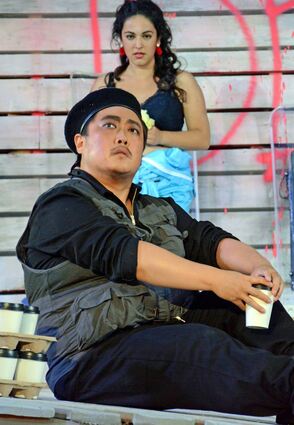 Mit dieser Schlüsselszene nimmt das Drama seinen Lauf: Carmen (hier Gabriela Gomez) nähert sich Jose (Leo Jaewon Jung).