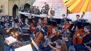 Die Musikalische Leitung des extrem beweglich aufspielenden Bundesjugendorchesters hat der junge Dirigent Elias Grandy inne. Er hat „Carmen“ bereits an der Tokyoter Oper dirigiert.