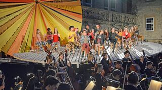 Carmen, der Aktivisten-Club und die Instrumentalmusik: Grenzen zwischen Bühne und Orchestergraben verschwimmen.