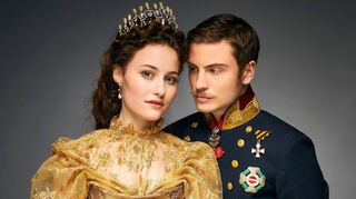 (Dominique ) und Franz (Jannik Schümann) in der TVnow-Serie „Sisi“.