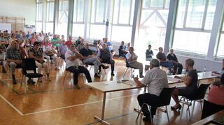Rund 90 Bürger kamen am Sonntag in die Festhalle, um gemeinsam mit dem „Team Grau“ eine Genossenschaft für das Projekt „Nachbarschaftsdorfladen“ in Götzingen zu gründen. Wenn alles nach Plan läuft, soll bereits im nächsten Jahr mit der Umsetzung begonnen werden.