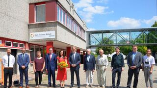 Rektor Walter Scheuermann (Vierter von links, mit seiner Frau Christina) wurde am Freitag nach 42 Jahren schulischen Wirkens an der Karl-Trunzer-Schule in den Ruhestand verabschiedet. Mit dabei waren (von links): Konrektor Andreas Philipp, der Erste Beigeordnete der Stadt Buchen, Benjamin Laber, die Elternvertreterin Susanne Mühlhauser, Schulrat Stephan Meinzer sowie Reinhold Erg vom Förderverein, Scheuermanns ehemaliger Kollege und Mentor Gerhard Wißmann, Frank Orthen vom örtlichen Personalrat, Kaplan Julian Donner und Schülersprecherin Imane Msallek.