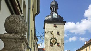 Zugang zur Altstadt und Weikersheimer Wahrzeichen: Der Gänsturm. Im Krieg beschädigt, wurde er in einer Bürgeraktion saniert und wieder mit „Zwiebel“ versehen.