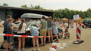 Hauptwaschgang, Klarspülen, Trocknen: Perfekte Waschstraße für Autos von Pflegekräften und anderen im Kampf gegen die Pandemie Engagierte.