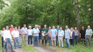 Die Windkraftnutzung war eines der Themen der Waldbegehung, zu der sich Mitglieder des Osterburkener Gemeinderates trafen.  Bild: Helmut Frodl