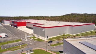 Etwa 290 Meter lang ist die neue Logistik- und Produktionshalle der Firma Warema auf dem Bettinger Almosenberg.