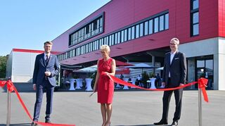 Neues Logistik- und Produktionszentrum von Warema: (von links) OB Markus Herrera Torrez, Vorstandsvorsitzende Angelique Renkhoff-Mücke und Architekt Jens Geisendörfer durchschnitten das symbolische rote Band.