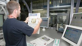 Mit einem geschulten Auge überprüft der Drucker, ob die Farbnuancen stimmen. Im Zweifelsfall wird noch nachjustiert.