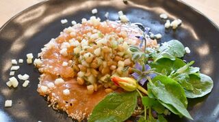 Gebeiztes Watterbacher Lachsforellenfilet mit Grünkern-Gurken-Minzsalat.