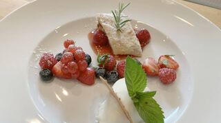 Buttermilchmousse mit marinierten Beeren und Gries-Kirschen-Strudel.