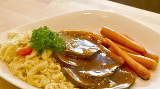 Tauberschwarz-Braten mit Dinkelspätzle und Möhren.