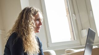 Zum Themendienst-Bericht vom 16. März 2020: Am Wohnzimmertisch Mails lesen und Konzepte weiterentwickeln: Was genau «Mobile Office» bedeutet, ist im Gegensatz zum Begriff der Telearbeit gesetzlich aber nicht definiert.