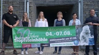 Aktionen an und in der Höhle: Das Bild zeigt das „Aktionsteam zum 50. Jahrestag der Entdeckung der Tropfsteinhöhle“ (von rechts) Gregor Gutekunst (Seeterrasse), Nina Gebhardt (Auszubildende Stadt Buchen), Teresa Dittrich (Stadt Buchen), Sarah Wörz, Tanja Gutekunst (Seeterrasse) sowie Manfred Schwing (Blackout Events).