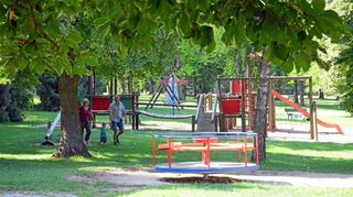 Ein Wohlfühlort für Generationen von Kindern: In den Weiten des Stadtparks kann man klettern, rutschen, sandeln und toben. Für Eltern aus der ganzen Region ist der Spielplatz ein beliebter Treffpunkt.