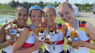 Romy Dreher (Zweite von links) aus Mulfingen freut sich mit ihren Ruderkolleginnen aus dem leichten Doppelvierer über Silber bei der U23-WM.