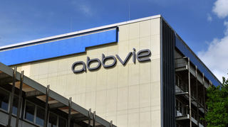 Das Abbvie-Logo auf dem Gebäude in Ludwigshafen.