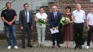Verabschiedung im Rathaus Osterburken: Das Bild zeigt Jürgen Walzenbach und Katharina Funk, die während einer Feier in den wohlverdienten Ruhestand verabschiedet wurden, zusammen mit Bürgermeister Jürgen Galm sowie den Vorsitzenden der Gemeinderatsfraktionen und Ortsvorstehern, Ehepartnern und dem Vorsitzenden des Personalrats, Robert Herbinger-Moser.