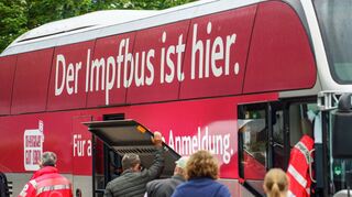 Der Impfbus (hier ein Beispielbild) des Zentralen Impfzentrums Rot am See kommt in den südlichen Teil des Main-Tauber-Kreises. Zwischen 7. und 14. August fährt er insgesamt neun Stationen in vier Städten und Gemeinden an. Bürger können einfach kommen und sich impfen lassen.
