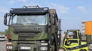 Mit schwerem Gerät sind die Soldaten des Logistikbataillons im Einsatz (Bilder links und rechts). Der Vorbereitung dienen Besprechungen, bei denen das weitere Vorgehen abgeklärt wird (Bild Mitte).