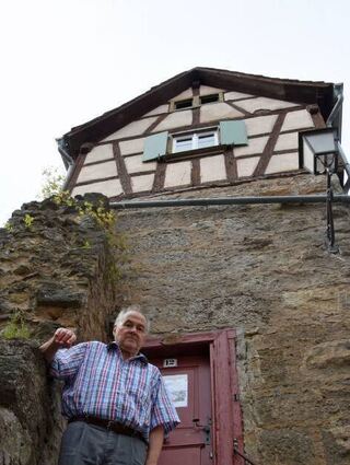 Hans Ebert am Eingang zum Lindleinturmmuseum . . .