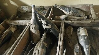 Futsch: Weinvorräte im Ahrtal sind teils weggeschwommen. Was übrig blieb, lag im Schlamm.