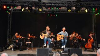 Songs von „Simon & Garfunkel“ waren am Samstag auf der Burg in Wertheim zu erleben: (von links) Andrea Barla (Geige), Hiroko Tamaki (Geige), Thomas Wacker (als Paul Simon), Steffen Liede (Schlagzeug), Thorsten Gary (als Art Garfunkel), Martina Berenz (Bassgitarre), Vadim Razumnyy (Bratsche), Vasily Bystroff (Cello).