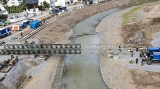 THW-Kräfte beim Aufbau der Bailey-Brücke in Dernau.