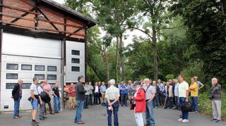 Beim Rundgang durch das ehemalige Bahnareal in Lauda wurden beim Treffen der ehemaligen Lokführer und Heizer viele Erinnerungen wach. Stadtbaumeister Tobias Blessing ging auf das Alter der Gebäude ein.