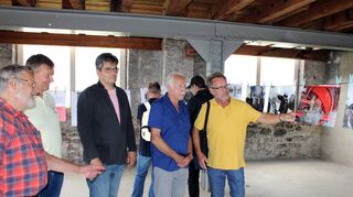 Dieter Göbel (rechts) von der BSW-Fotogruppe führte durch die Fotoausstellung.