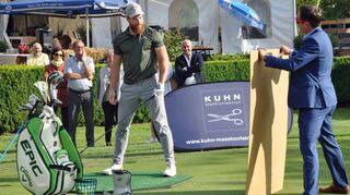 Martin Borgmeier (Mitte) war beim Golfclub Glashofen-Neusaß zu Gast. Der Verein sammelte Geld für Betroffene der Hochwasserkatastrophe.