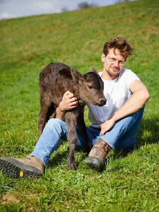 Carmen Dreher hat ihren Bruder mit einem Wagyu-Kalb portraitiert.