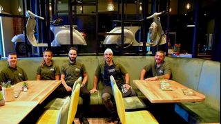 Zwei Vespas als Blickfang: Rocco und Francesco Carella (rechts) mit einem Teil ihres Service-Teams – (von links) Giulio Carella, Naomi Losch und Baraa Alhalabi.