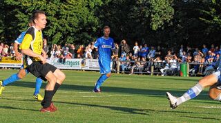 <p>Getroffen: Ralf Zilling schießt das Tor zum 1:6 für den SV Großeicholzheim gegen den Bundesligisten 1899 Hoffenheim.</p>