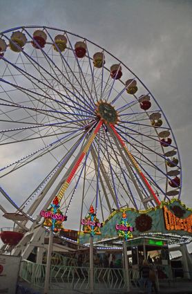 Dunkle Wolken über dem Vergnügungspark: Die Königshöfer Messe muss auch 2021 corona-bedingt ausfallen. Bei der Stadt plant man derzeit einen „Messemarkt“ als Ersatz. Auf das Riesenrad muss dennoch verzichtet werden.