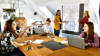 Helena Hörner, Lea Willer, Nicola Beier, Maren Greß und Marie Müssig (von links, Joshua Kahl fehlt auf dem Bild) bei der Arbeit an „Nei g’schaut“.
